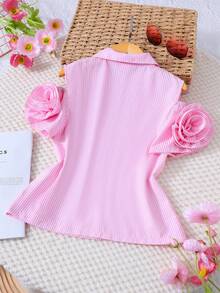 Áo sơ mi nữ kẻ sọc dọc, trễ vai, cổ bẻ, cài một hàng cúc, tay áo trang trí hoa 3D, kiểu dáng ngọt ngào và dễ thương dành cho bé gái tuổi teen. - Hồng - Xem 2