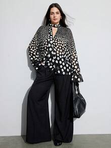 Aveloria Modichic Elegante top vintage in stile "old money" versatile e di taglia comoda, con base nera e stampa a pois bianchi sfumati, scollo a V profondo con laccio e maniche lunghe, adatto per uscite casual e uso quotidiano - Bianco e nero - Visualizzare 1