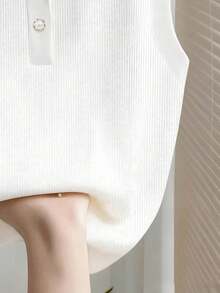Franclia Petite 2025夏季新款白色Polo领无袖针织背心，性感修身短款背心，纽扣装饰，简约时尚修身Polo衫，优雅休闲女式上衣，女士办公上衣，最新款女式上衣，女士背心，女士白色上衣，女士上衣和衬衫，职业衬衫，工作服，女士办公领上衣，优雅女式上衣，可爱上衣 - 白色 - 查看 4