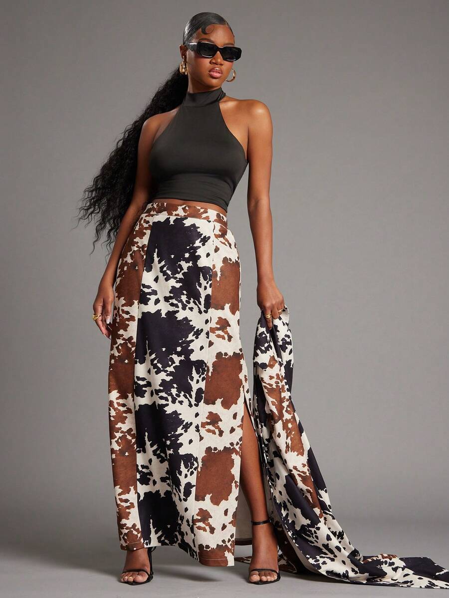 NYA SZN Saia Elsesser de Cintura Alta Ajustada com Detalhe de Fenda em Estampa Animal Marrom, Preto e Branco de Vaca, Festiva, de Feriado, Festival, Evento, Festa, Streetwear Casual, Carnaval para Mulheres - Multicolorido - Visão 1