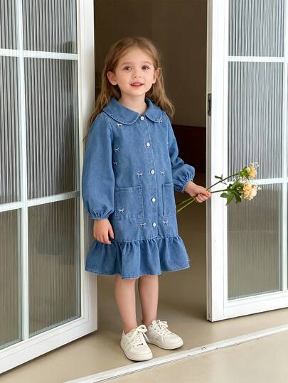 SHEIN Playful Pals 女童牛仔连衣裙，蓝色水洗休闲修身牛仔连衣裙，饰有可爱蝴蝶结刺绣和雏菊纽扣，采用轻盈柔软的棉质牛仔面料制成，时尚必备单品，适合春秋季穿着，休闲百搭，适合日常穿搭、外出、派对等场合，2025年秋季新品