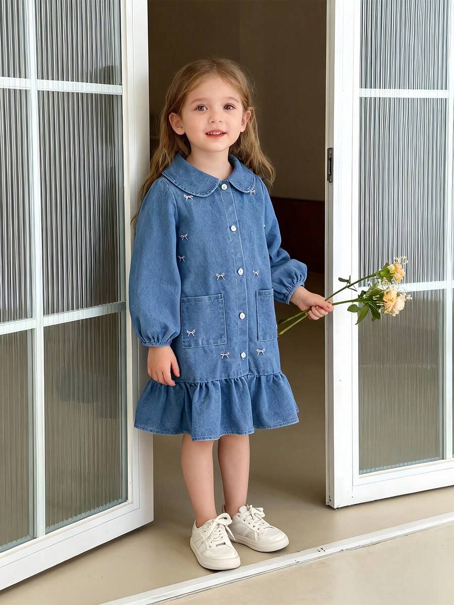 SHEIN 女童牛仔连衣裙，蓝色水洗休闲修身牛仔连衣裙，饰有可爱蝴蝶结刺绣和雏菊纽扣，采用轻盈柔软的棉质牛仔面料制成，时尚必备单品，适合春秋季穿着，休闲百搭，适合日常穿搭、外出、派对等场合，2025年秋季新品 - 中等水洗藍 - 查看 1