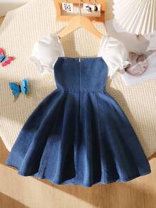 SHEIN Playful Pals 女童春夏牛仔连衣裙，白色蝴蝶结装饰，梭织面料，白色泡泡袖，牛仔腰身，白色珠饰下摆，适合年轻女孩穿着，优雅、休闲、时尚、可爱，适合日常、上学、外出、度假、派对等场合。 - 藍色 - 查看 2