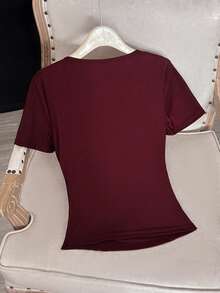 GlowEve Áo thun ngắn tay màu đỏ rượu vang, cổ lệch, xếp ly bên hông, trang trí hoa kim loại. - Đỏ - Xem 2