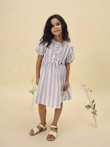 SUMWON 女童泡泡袖条纹彼得潘领A字迷你连衣裙，带蝴蝶结装饰，春夏休闲复古风短裙，适合节日、场合、假期穿着 - 藍色 - 查看 3