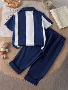 SHEIN Set 2 buc. Ținută de vară casual cu cămașă cu guler pentru băieți mici - 1 bucată de cămașă cu mânecă scurtă cu dungi și imprimeu și guler contrastant, asortată cu pantaloni casual maro solid, prezentând un stil simplu și elegant, potrivit pentru purtare zilnică, vacanță și joacă în primăvară/vară. - Albastru regal - Vizualizare 2