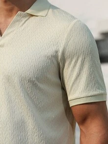 Manfinity Homme 男士短袖纹理面料 Polo 衫，适合休闲、居家和度假穿着。男士 Polo 衫，男士纹理衬衫，男士休闲上衣，男士针织 Polo 衫，夏季男士上衣，适合日常休闲、周末旅行、户外活动、探险旅行、轻松的工作环境或半正式场合，也是送给男友/丈夫、周年纪念日/生日礼物、派对、夏季假期、新年、婚礼、情人节的理想之选。男士休闲上衣，男士纽扣 Polo 衫，男士针织 Polo 衫。 - 鵝黃色 - 查看 7