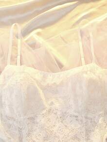 DelicateAllure مجموعة ملابس نوم من فستان انزلاقي مريح من الشبك الشفاف والدانتيل المكشكش غير متماثل، وردة مربوطة، مقاسات كبيرة - أبيض - مشاهدة 7