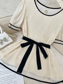 GlowEve Áo kiểu công sở thanh lịch dành cho nữ, chất liệu chiffon, cổ tròn, tay ngắn, thắt eo, phối viền tương phản, chất liệu rút gọn. - Màu be - Xem 5