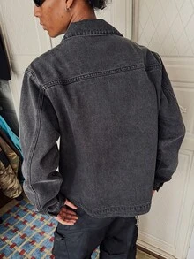 Manfinity EMRG 休闲街头风水洗黑色修身牛仔夹克，饰有哥特式文字刺绣，秋冬款 - 黑色 - 查看 2