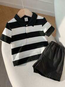 Conjunto de 2 peças para bebê menino/menina: camisa polo de manga curta com gola listrada em preto e branco e shorts pretos. Confortável, casual e elegante para o dia a dia, ideal para ambientes internos e externos, esportes, festas, ensaios fotográficos, festivais, streetwear, Natal, Ano Novo e todas as estações do ano (primavera, verão, outono e inverno). - Preto e Branco - Ver 6
