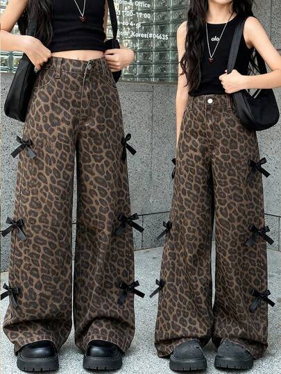 SHEIN ChillGRL Jeans estilo Y2K para niñas preadolescentes, color marrón retro de mezclilla con estampado de leopardo y decoración de lazo negro, corte recto y holgado, tela de algodón cómoda, adecuado para uso diario, escuela y transporte