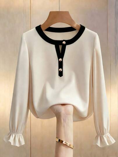 Franclia 这款杏色撞色女式上衣，采用泡泡下摆、半开襟纽扣领口和抓绒荷叶边袖口设计，完美契合秋冬季节，尤其适合女性冬季穿着，也适合新年、跨年夜、派对、海滩、浪漫、休闲、情人节、约会、毕业季等场合，是时尚通勤、商务办公、日常休闲以及都市教师职业装的理想之选。