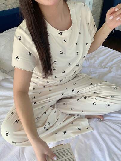 Dazy Plus Bộ đồ ngủ nữ cỡ lớn in hình nơ dễ thương, tay ngắn rộng và quần ống đứng, đồ ngủ thời trang cho mùa xuân, hè và thu.