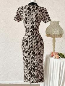 Modelyn 女士优雅撞色V领短袖修身针织连衣裙，适合工作和通勤穿着。 - 黑色 - 查看 3