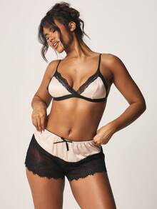 MISSGUIDED Contrast Mesh Lace Trim Lingerie Set With Underwire Bralette And Lace Detailed Shorts