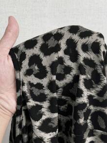 Chiquease 女士优雅商务休闲舒适度假旅行性感撞色豹纹办公室复古风格2025秋季新款女式上衣外出派对约会性感镂空交叉绑带不对称领金属环扣秋季长袖T恤豹纹上衣动物纹上衣女式猎豹纹上衣 - 彩色 - 查看 6