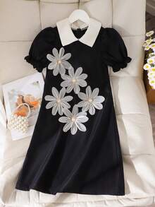 Spring/Summer New Style Girls' Black Collar Short Sleeve Dress, Decorated With 5 Dimensional Flowers On The Chest, Adding Childlike Charm And Cuteness, Overall Sweet And Elegant Style, A-Line Skirt Design For Dynamic And Lively Look, Suitable For Daily Outings, Performances, Gatherings, Etc. 3d Flowers Dress Black And White Kids Dress Daisy Dress Toddler Girl Clothing Girl Dress 3d Floral Girls Dresses Black Dresses For Girls Kids Uniform Dresses Girls Collared Dress - Black - View 5