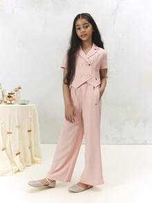 Bộ đồ SUMWON Tween gồm áo blazer dáng ngắn hai hàng cúc và quần palazzo ống rộng, kiểu dáng may đo, cài cúc phía trước, thích hợp cho các dịp lễ hội, đi chơi hoặc nghỉ dưỡng. - Màu Hồng baby - Xem 3