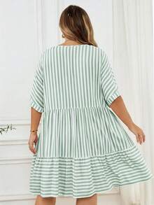 SHEIN CURVE+ Vestido casual de mujer talla grande con cuello en V a rayas, mangas cortas tipo murciélago y volantes en el bajo, ropa de otoño para mujeres, invierno, CURVE PLUS - Verde - Ver 2