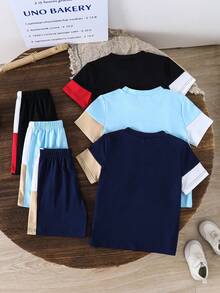 SHEIN Set de 2 piezas: Conjunto cómodo y lindo para niño pequeño: Camiseta de manga corta con bloqueo de color y estampado en inglés + Pantalones cortos a juego. Disponible en 3 opciones de color elegantes. Ideal para jugar, salir o uso diario - Tela cómoda, diseño fácil de poner y quitar, perfecto para los talla grande pequeños. - Multicolor - Ver 1