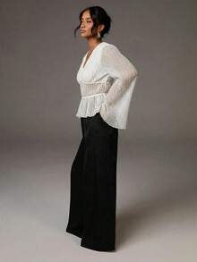 Athîral 女士V领波点印花白色喇叭袖荷叶边下摆时尚衬衫，舒适微透梭织面料，修身剪裁，喇叭袖设计，波点上衣，适合女性度假、生日、情人节、春季穿着。 - 彩色 - 查看 4