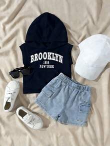 SHEIN Bộ quần áo thường ngày 2 món cho bé trai, gồm 1 áo hoodie trắng in chữ không tay có túi và 1 quần short denim xanh có chun lưng, có túi. Thích hợp cho các hoạt động thường ngày, thể thao, đi chơi, du lịch. - Màu xanh hải quân - Xem 1
