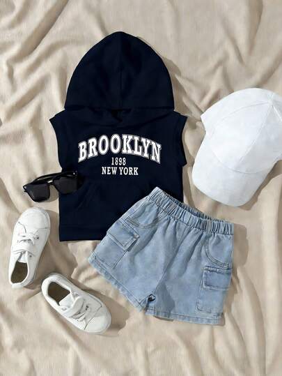 SHEIN 两件套婴儿/男童休闲套装，包括一件白色连帽针织字母印花无袖口袋背心和一条蓝色松紧腰带口袋牛仔短裤，适合休闲、运动、日常穿着、外出和旅行。