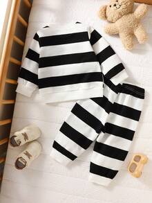 SHEIN Top de manga larga con cuello redondo a rayas para bebé niño en primavera/otoño, con decoración adorable de oso gráfico, combinada con pantalones casuales de corte slim, adecuado para salidas, uso en casa, actividades de ocio y fiestas de cumpleaños - Negro - Ver 2