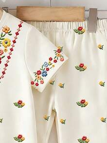 SHEIN مجموعة طفلة بطبعات زهرية ملونة، تتميز بطوق مطبوع بالزهور والأساور والحاشية السفلية على الجزء العلوي، مقترنة بسراويل واسعة مطابقة، بأسلوب عتيق مستوحى مع لمسة طازجة، تفاصيل رقيقة وإطلالة حيوية، قياس فضفاض ناعم وراحة، مثالية للارتداء اليومي. - أبيض - مشاهدة 7