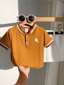 SHEIN 3件套男婴休闲学院风翻领polo衫，白色短裤配腰带，适合生日派对、锐舞派对、晚宴、演出、婚礼、迎婴派对、一周岁生日庆祝等场合。