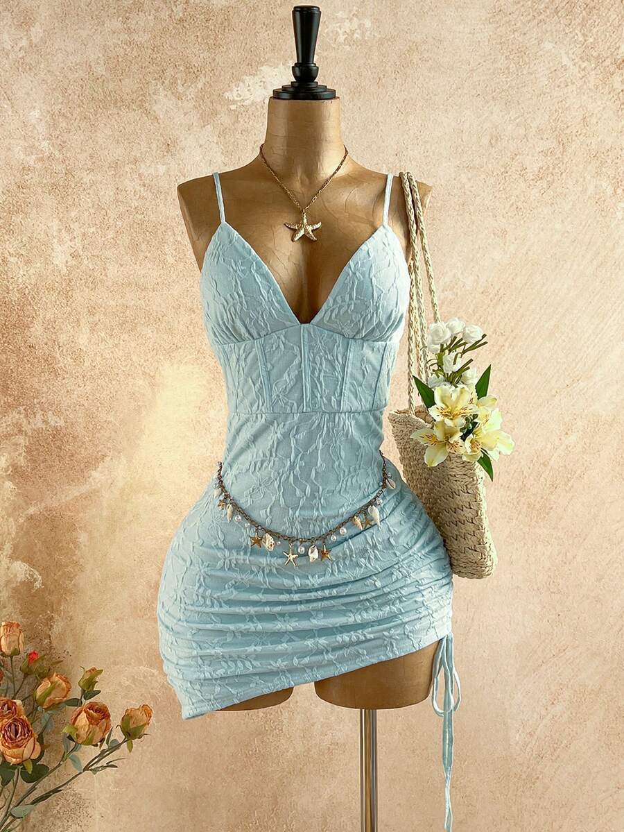 Soleia 女士浅蓝色蕾丝针织V领鱼骨腰褶皱不对称下摆迷你吊带裙，浪漫优雅，适合约会和日常穿着。 - 淺藍色 - 查看 1