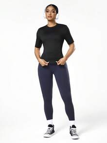 Seamluxe SHEIN Sport Top deportivo de manga corta, ajustado, de malla, negro con detalles reflectantes plateados, que favorece la transpiración, para entrenamiento y actividades deportivas casuales y versátiles para mujeres - Negro - Ver 5