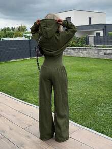 Jeta Ari Kapuzen-Jumpsuit mit durchgehendem Reißverschluss, tailliert, lässiger Loungewear-Stil, Basis-Capsule-Wardrobe, Alltagsoutfit, Business-Office-Wear, Schule, Herbst-Winter, Airport-Outfit - Armeegrün - Übersicht 2