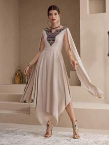 Al Najma 女士几何图案V领披肩袖优雅阿拉伯连衣裙 - 杏色 - 查看 3