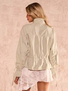 Glamine 女士系带袖口收腰大口袋短款防风夹克 - 杏色 - 查看 2