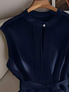 GlowEve Camisa versátil para ir al trabajo con cuello redondo y diseño de cintura plisada para mujer - Azul Marino - Ver 4