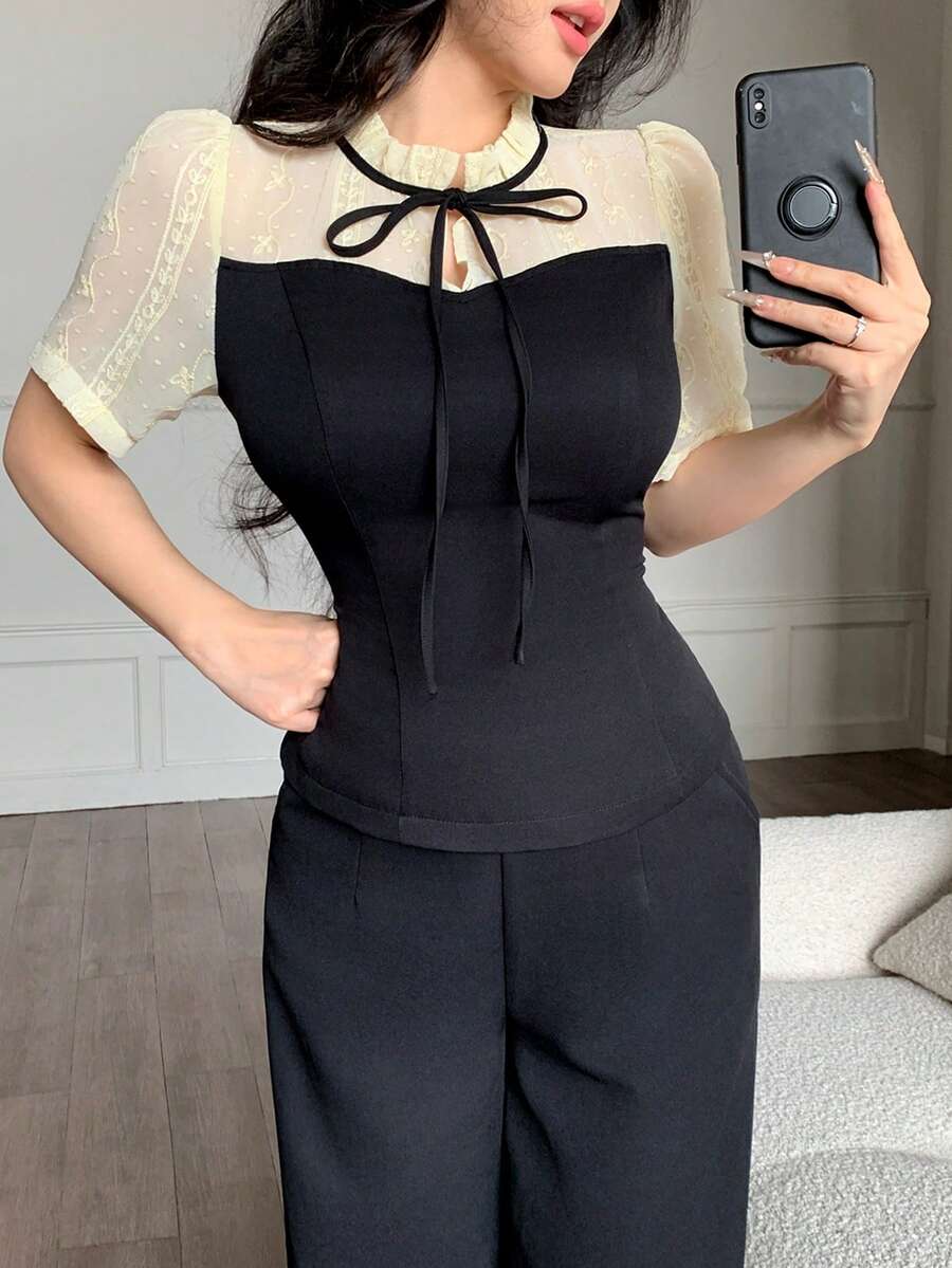 Set de 2 piezas de top de manga corta con nudo delantero y pantalones de color contrastante para mujer - Negro - Ver 1