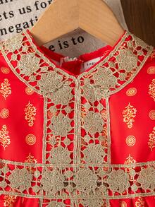 SHEIN Một chiếc đầm in họa tiết màu đỏ trang nhã và tối giản dành cho bé gái, điểm nhấn là dải ruy băng viền vàng, trang phục truyền thống phù hợp cho các lễ hội, tiệc tùng và mặc hàng ngày. - Đỏ - Xem 5