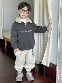 SHEIN 2 件套年轻男童服装，灰色字母图案羊毛领运动衫和纯色松紧腰运动裤套装，适合返校、生日、迎婴派对、节日派对、秋冬季 - 灰色 - 查看 5