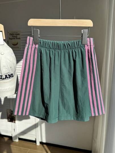 SHEIN Zhongda Tong Girls' Sports Striped Shorts, Girls' Summer Casual Loose Shorts, Elastic Belt, Side Stripes, Fashionable And Versatile, Children's Loose, Elastic And Comfortable Shorts, Suitable For Warm Seasons, Flowing Shorts