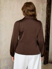 Roveilla Áo sơ mi nữ cỡ lớn bằng vải satin, cổ chữ V, tay phồng, có bèo nhún, kiểu dáng thanh lịch, mang phong cách Pháp cổ điển tinh tế, phù hợp cho công sở, tiệc tùng, Giáng sinh, Lễ Tạ ơn, Năm mới, mùa thu/đông. - màu nâu - Xem 2