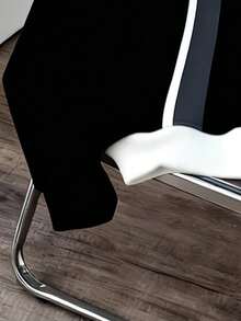 Manfinity Joysei 男士撞色印花套头卫衣，适合秋冬季节、户外活动和上学穿着。