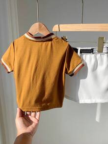 SHEIN 3件套男婴休闲学院风翻领polo衫，白色短裤配腰带，适合生日派对、锐舞派对、晚宴、演出、婚礼、迎婴派对、一周岁生日庆祝等场合。