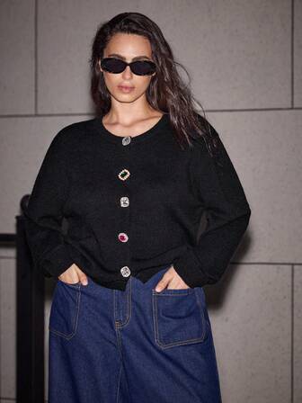 Maija Cárdigan de punto con cuello redondo, botones delanteros y diseño decorativo, nuevo para primavera temprana 2026 en talla grande. Elegante, urbano, romántico, adecuado para uso en el trabajo, ocasiones formales, bodas, fiestas, conciertos y uso diario.