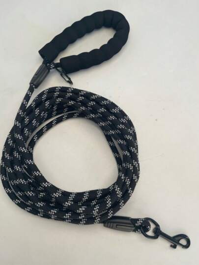 1条尼龙圆绳宠物牵引绳，防爆狗绳，夜间反光，泡沫手柄防止手部受伤。