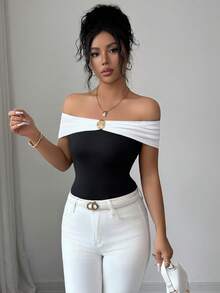 Elenzga Camiseta ajustada con hombros descubiertos, decoración metálica y plisado en contraste de color para mujer - Blanco y Negro - Ver 7