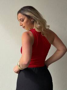 Jeta Ari Blusa roja con dobladillo asimétrico que revela los hombros, adecuada para el verano - Multicolor - Ver 2
