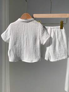 SHEIN Bộ 2 món áo sơ mi ngắn tay và quần short màu trắng mềm mại, 100% cotton, dành cho cả bé trai và bé gái, thích hợp cho mùa xuân/hè. - trắng - Xem 2