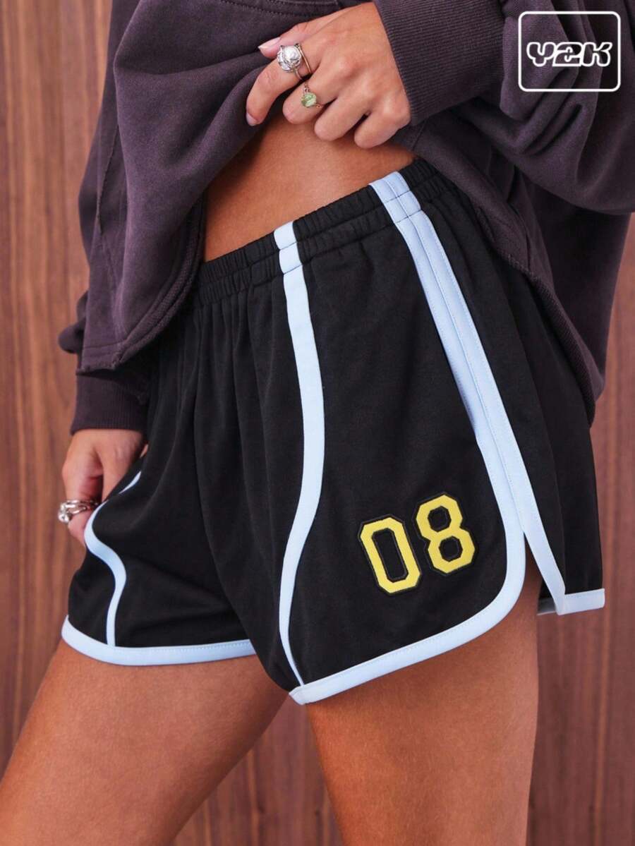 COUREZ Pantalones cortos deportivos con rayas laterales contrastantes y gráfico frontal / Estilo Y2K para salir, lindo, primavera, vuelta al colegio, gimnasio - Negro - Ver 1